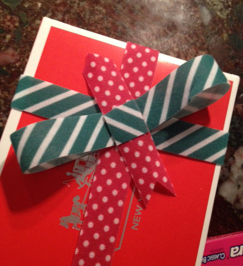 VELCRO®-Brand-Holiday-Wrapping-DIY